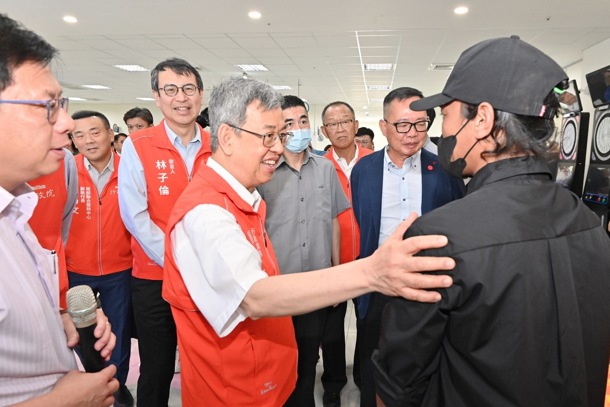  陳建仁視察前鎮漁港船員會館。 圖：行政院提供 
