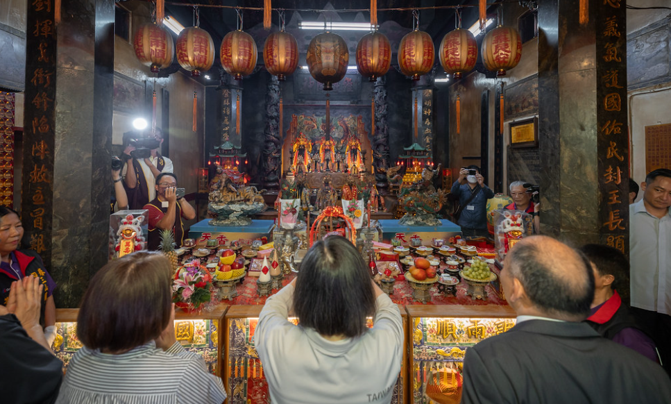  蔡英文赴潮州四春三山國王廟參拜，周春米陪同。 圖：總統府提供 