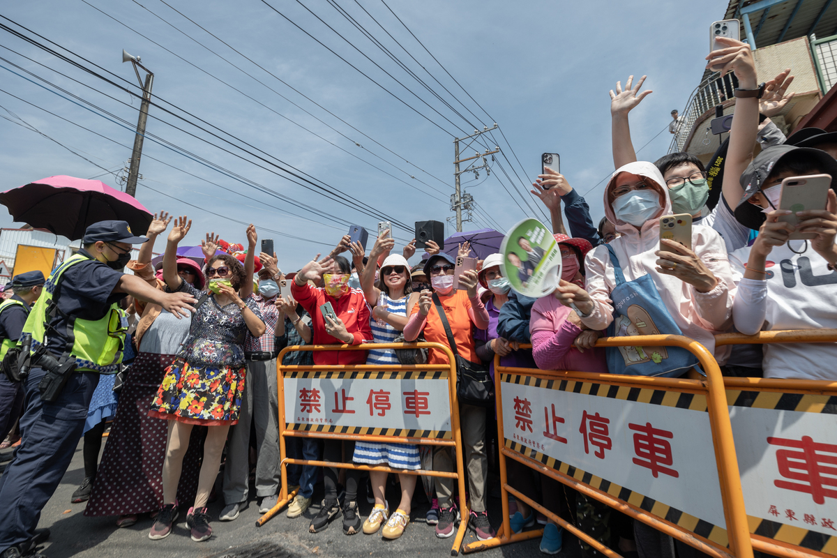  蔡英文赴潮州四春三山國王廟參拜，鄉親熱情歡迎。 圖：總統府提供 