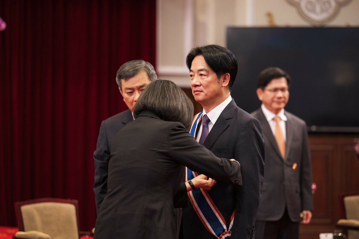  蔡英文頒授賴清德等13名政務人員勳章。 圖：總統府提供 
