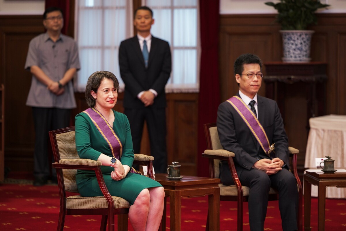  蔡英文頒授蕭美琴、黃重諺等13名政務人員勳章。 圖：總統府提供 