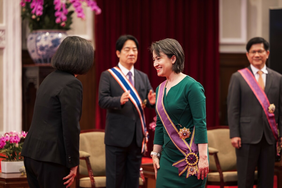  蔡英文頒授蕭美琴等13名政務人員勳章。 圖：總統府提供 