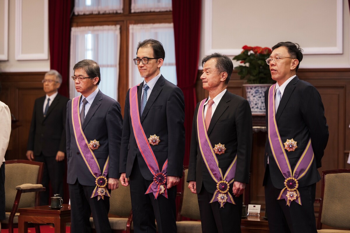  蔡英文頒授姚人多、邱太三、劉建忻、李孟諺等13名政務人員勳章。 圖：總統府提供 