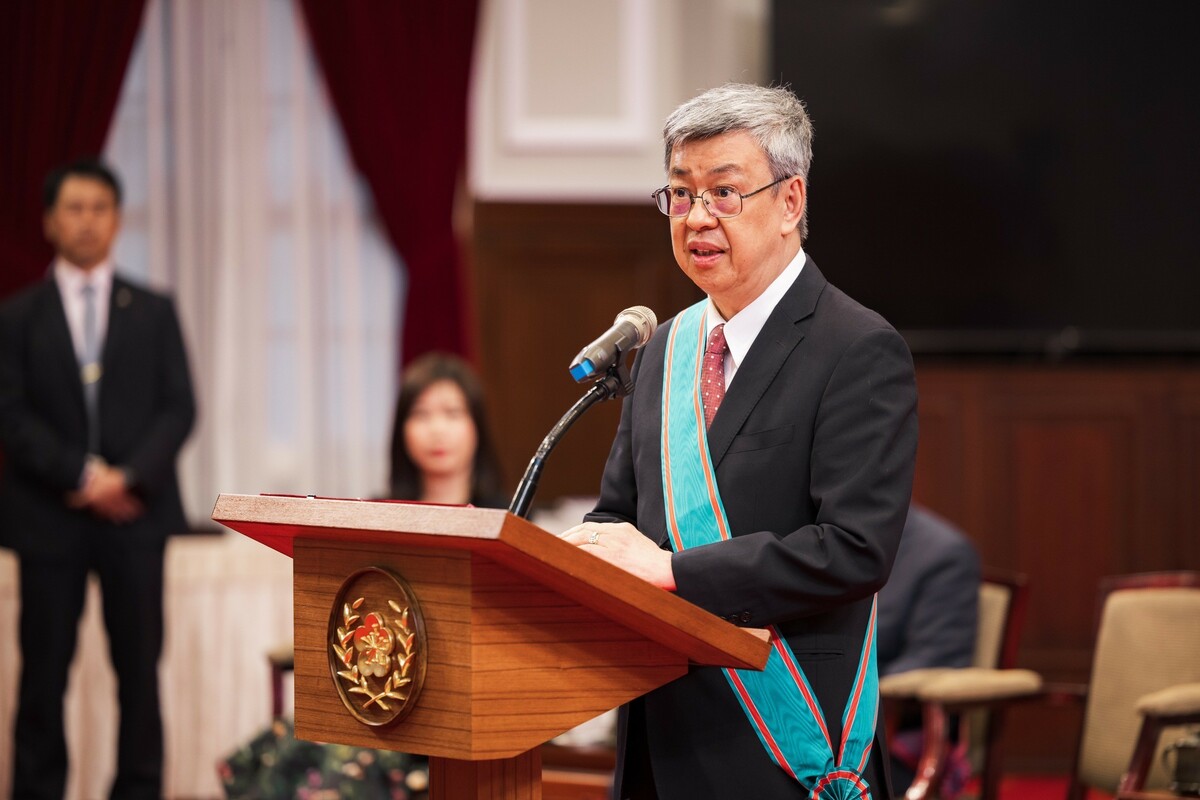  蔡英文頒授13名政務人員勳章，陳建仁代表致詞。 圖：總統府提供 