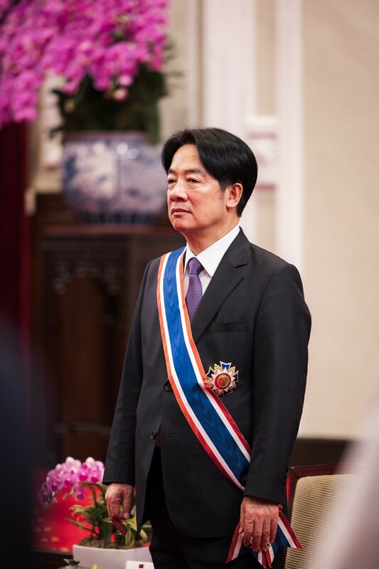 蔡英文頒授賴清德等13名政務人員勳章。 圖：總統府提供 