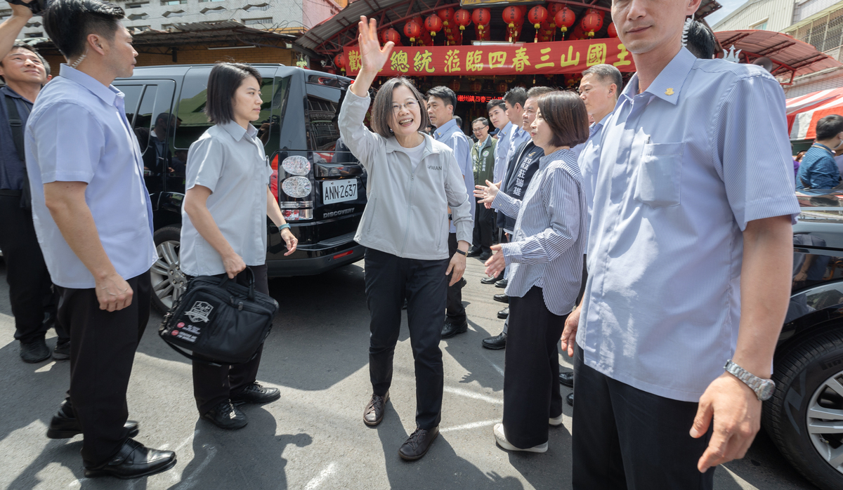 蔡英文卸任前仍有高民意支持，所到之處都受到民眾歡迎。 圖：總統府提供 