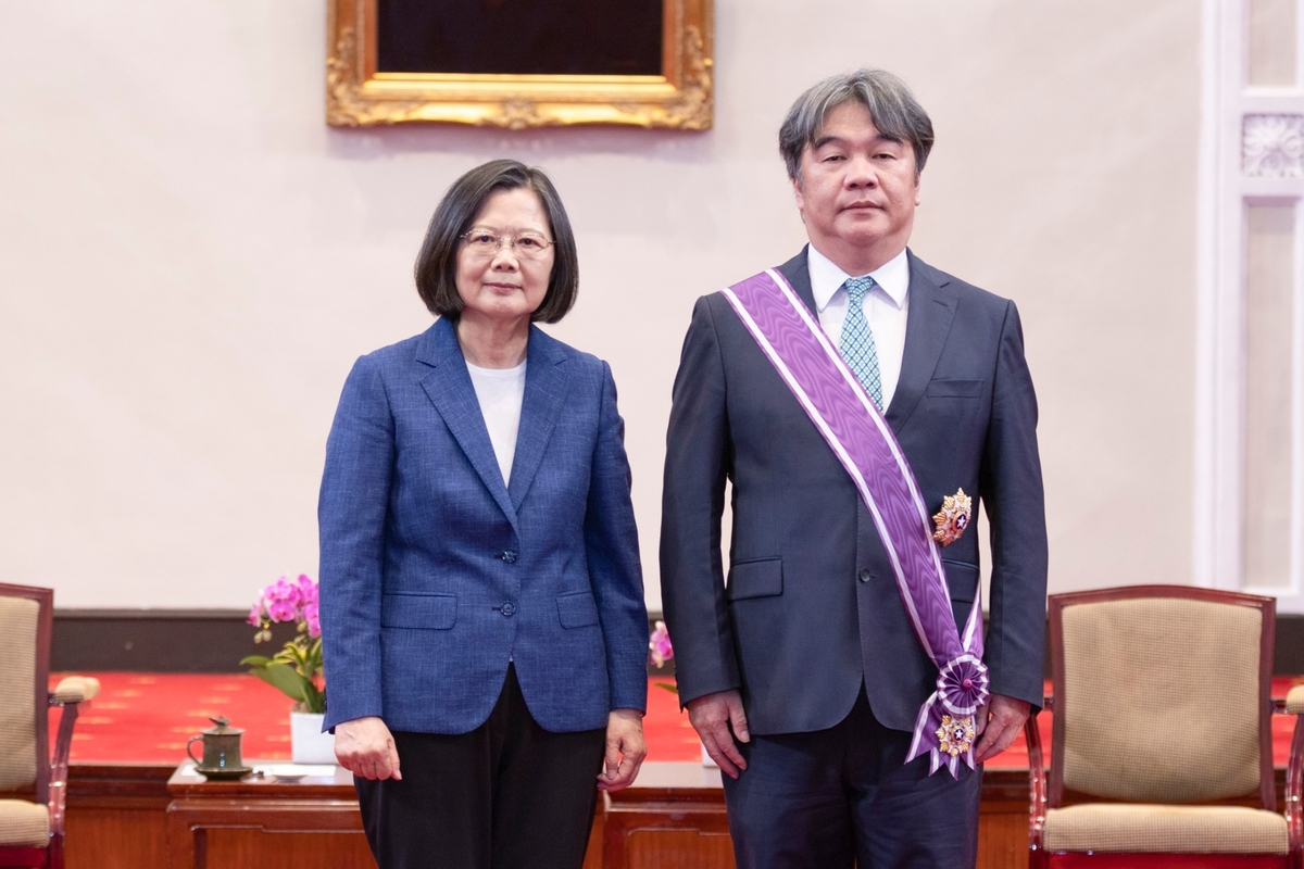  蔡英文頒授王必勝等16名執政團隊成員勳章。 圖：總統府提供 