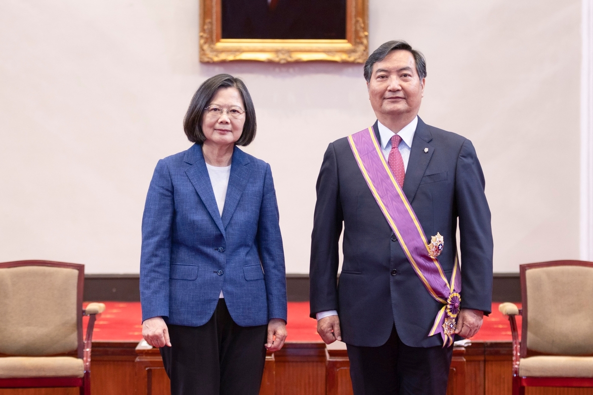  蔡英文頒授羅秉成等16名執政團隊成員勳章。 圖：總統府提供 