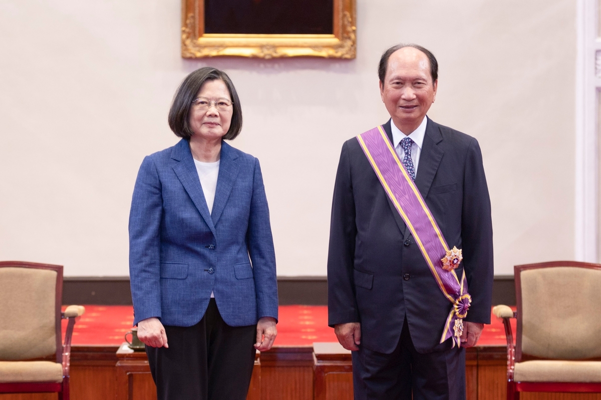  蔡英文頒授吳澤成等16名執政團隊成員勳章。 圖：總統府提供 