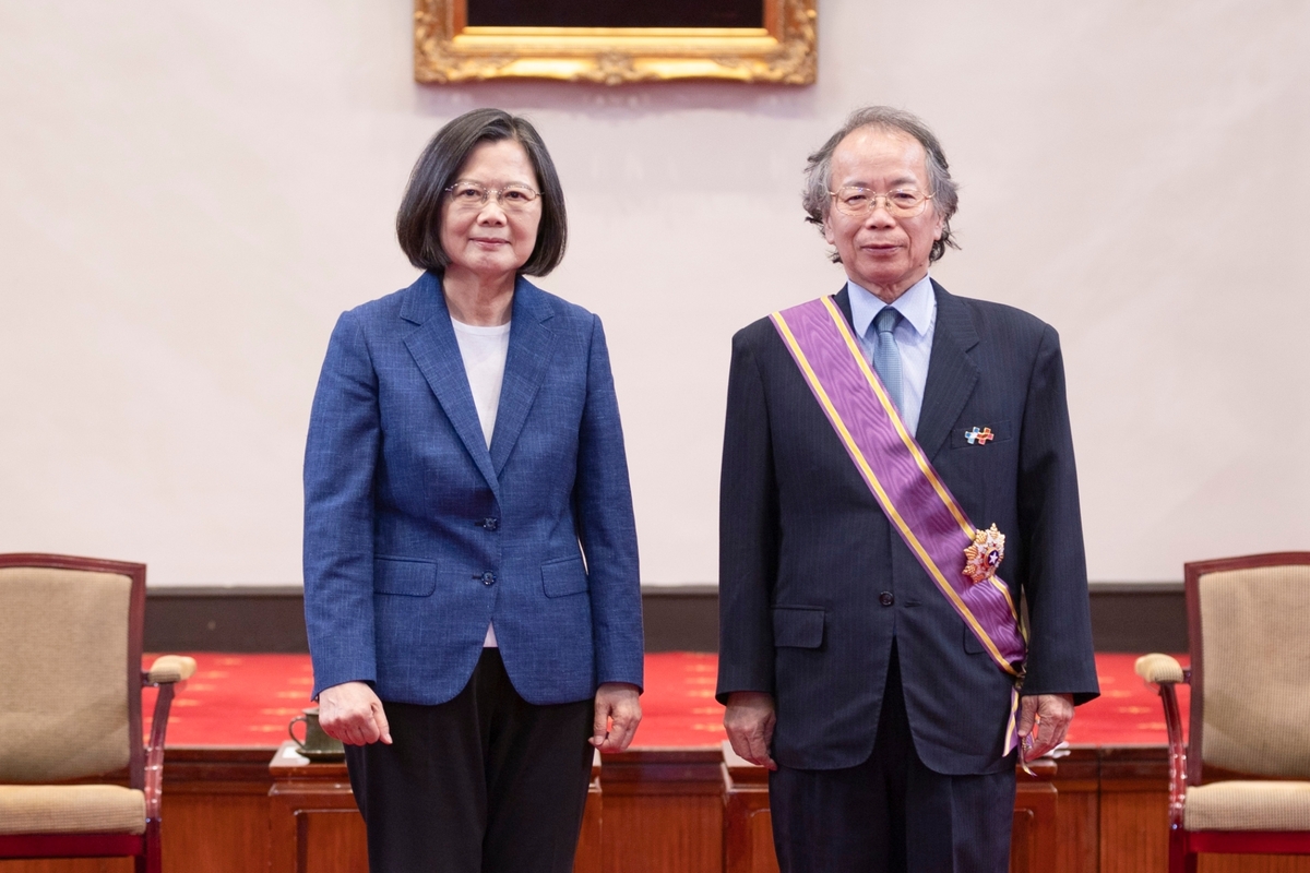  蔡英文頒授張景森等16名執政團隊成員勳章。 圖：總統府提供 