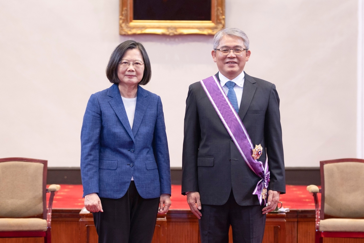  蔡英文頒授花敬群等16名執政團隊成員勳章。 圖：總統府提供 