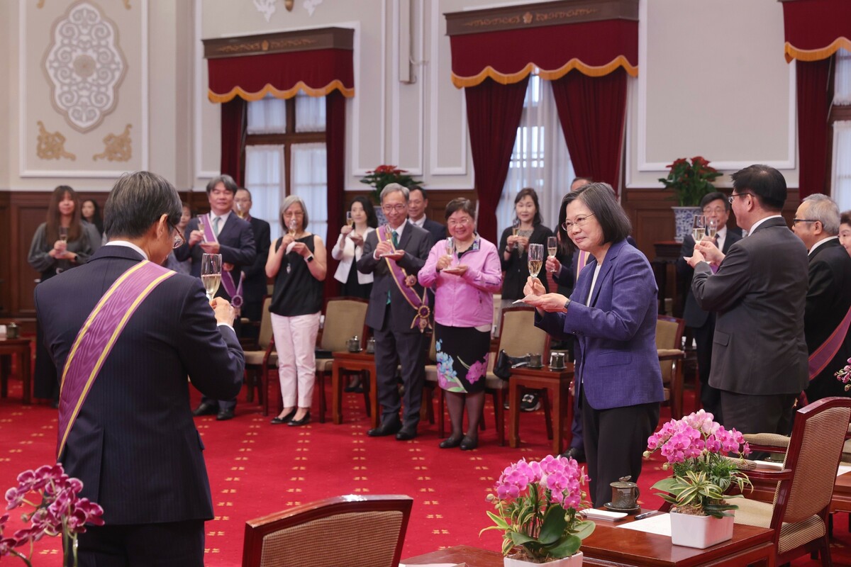  蔡英文頒授16名執政團隊成員勳章。 圖：總統府提供 