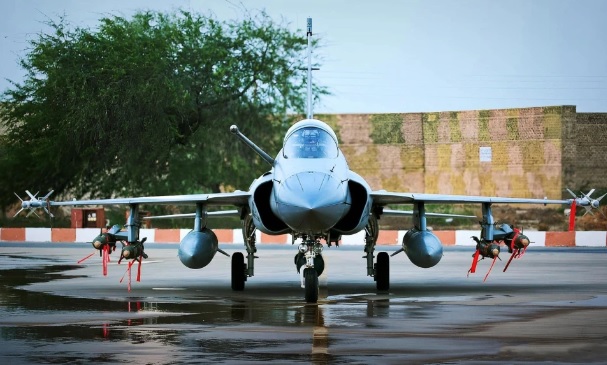 有巴基斯坦媒體報導稱，中國銷售的殲 -10 以及梟龍戰鬥機因存在機械故障以及引擎故障等問題，巴基斯坦空軍放棄在反戰亂行動中使用這些戰機。 圖：翻攝自 河東三叔 