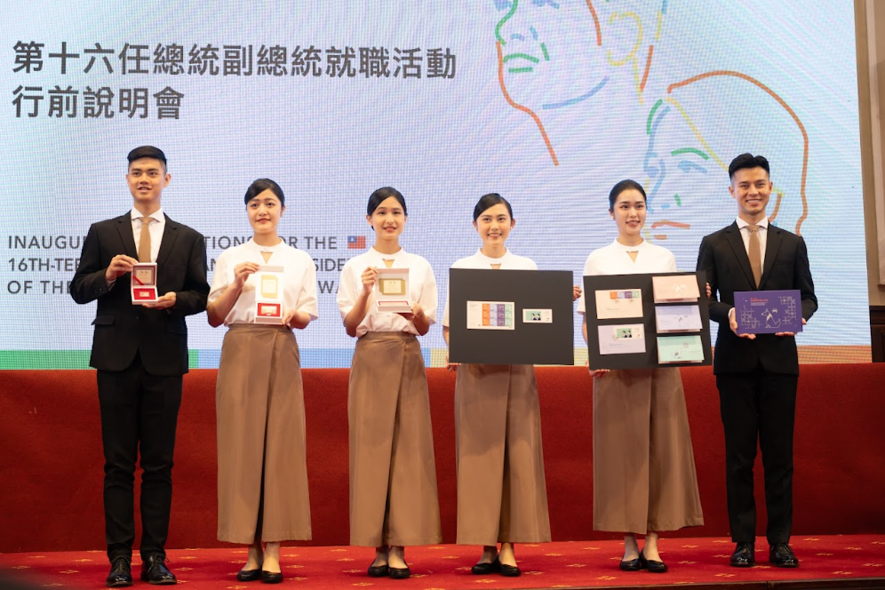  賴清德、蕭美琴將於520就職，郵政公司發表紀念郵票、郵摺、金銀鑄錠等系列商品。 圖：總統府/提供 