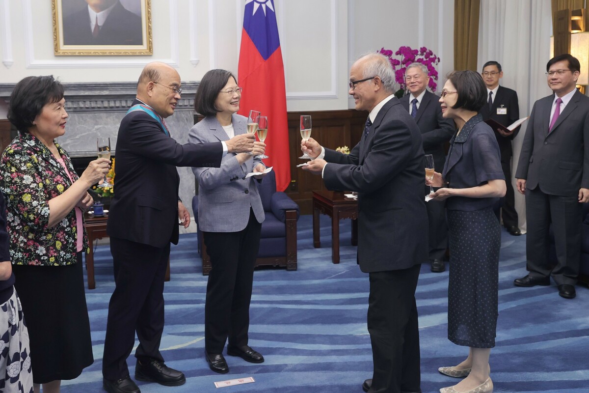  蔡英文頒授蘇貞昌一等卿雲勳章。 圖：總統府提供 