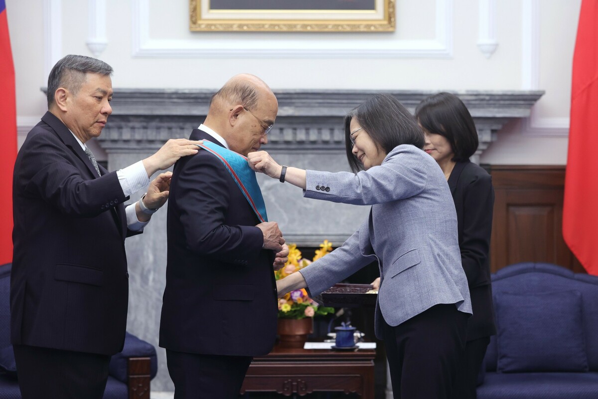  蔡英文頒授蘇貞昌一等卿雲勳章。 圖：總統府/提供 