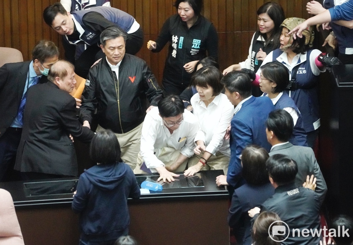  民進黨立委郭國文搶奪立法院秘書長手上文件連續畫面。 圖：張良一/攝（資料照）