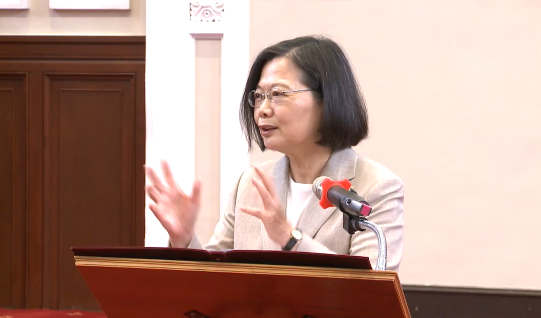  蔡英文卸任前最後一次在總統府內向同仁談話，感謝大家共同打拚，留下更好的台灣。 圖：總統府提供 