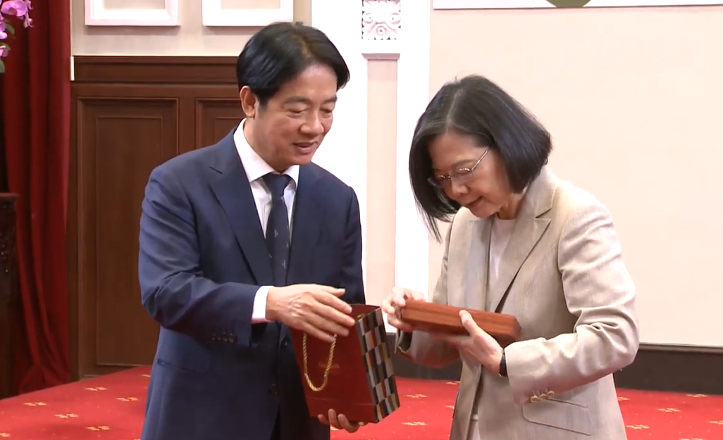  總統府舉行歡送會，歡送3天後即將卸任的總統蔡英文，賴清德也贈予台灣香樟木鋼筆及照片集錦。 圖：總統府提供 