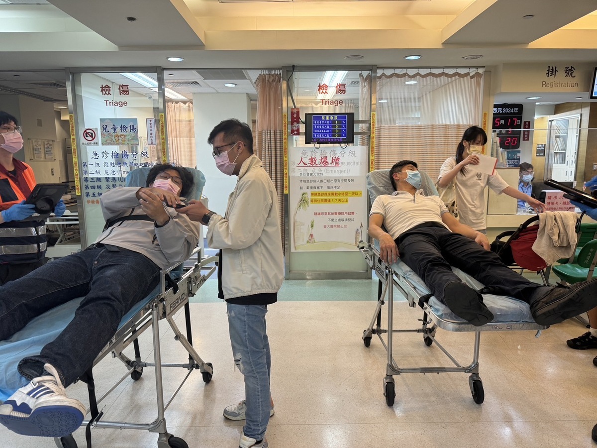  民進黨立委沈伯洋、鍾佳濱送醫。 圖：民進黨團提供 
