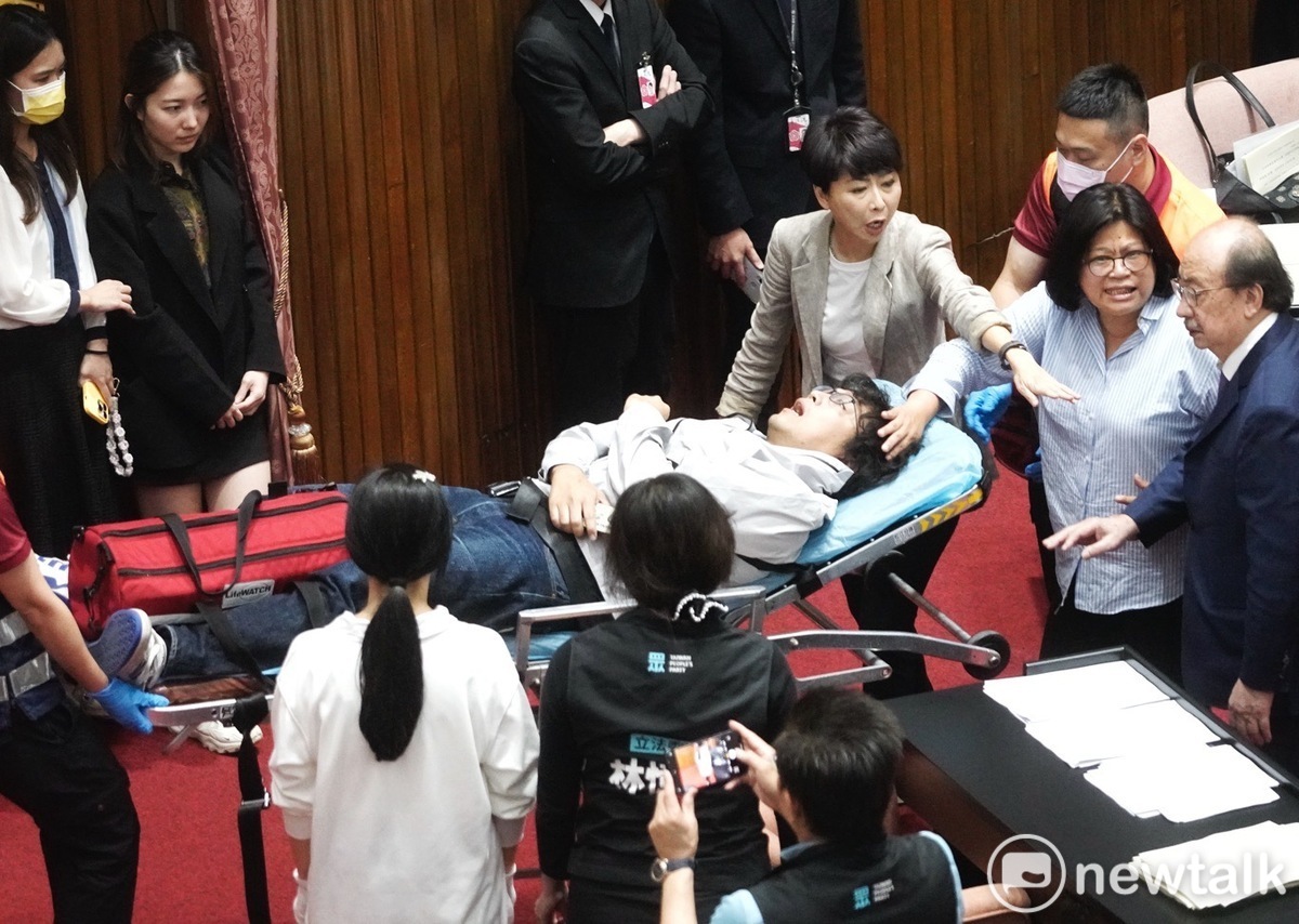  民進黨立委沈伯洋送醫。 圖：張良一攝 