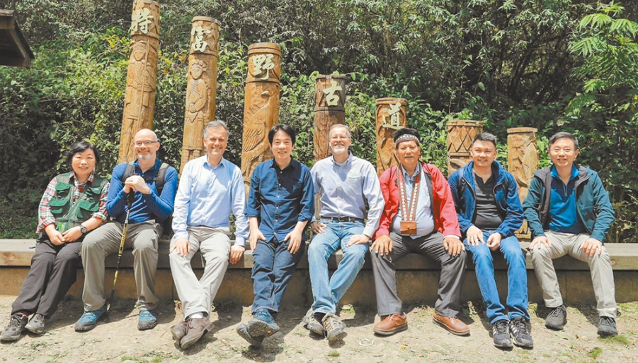  賴清德2021年曾邀請外國使節參訪阿里山特富野古道及達邦部落。 圖：翻攝自賴清德臉書 