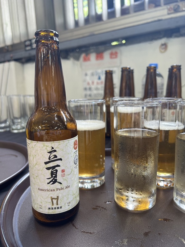  賴清德邀請外賓釣蝦，共享台灣精釀啤酒。 圖：法斯樂餐廳提供 