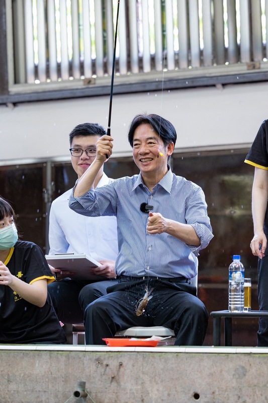  賴清德就職前與友邦元首釣蝦。 圖：總統府提供 