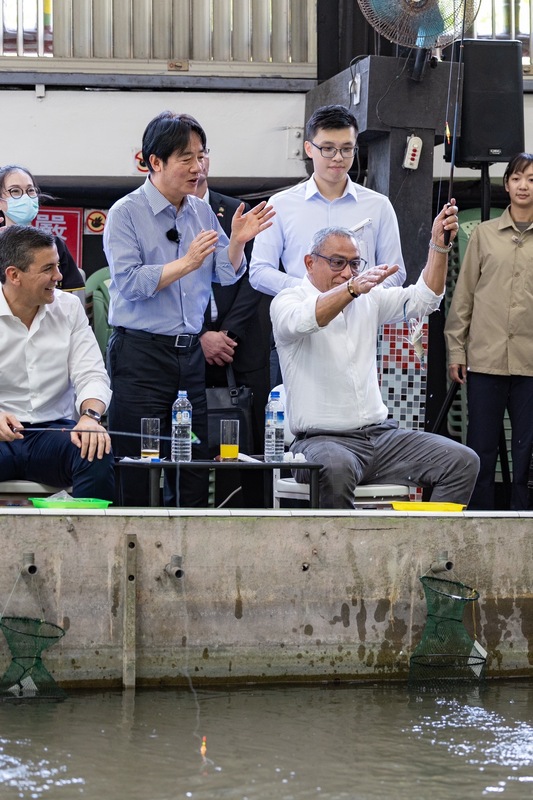  賴清德就職前與友邦元首釣蝦。 圖：總統府提供 