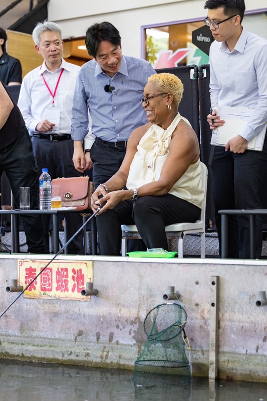  賴清德就職前與友邦元首釣蝦。 圖：總統府提供 