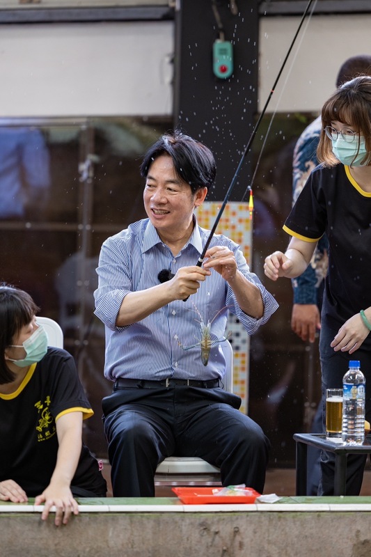  賴清德就職前與友邦元首釣蝦。 圖：總統府提供 