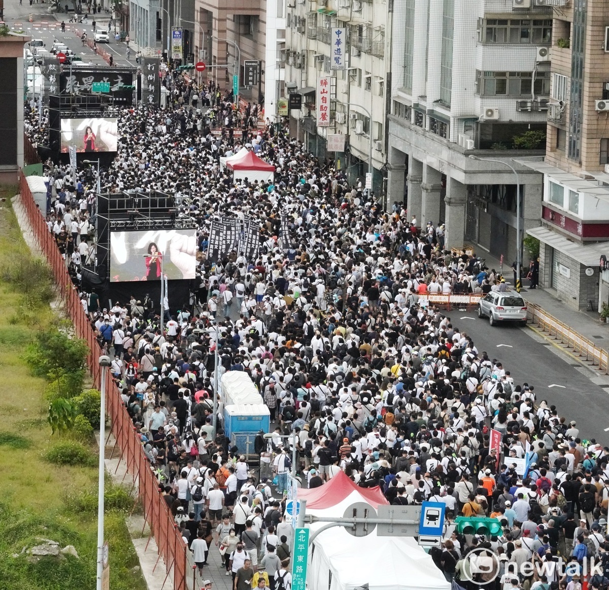 民眾黨下午發起遊行，刻意選在民進黨中央黨部所在的北平東路踢館。 圖：張良一/攝 