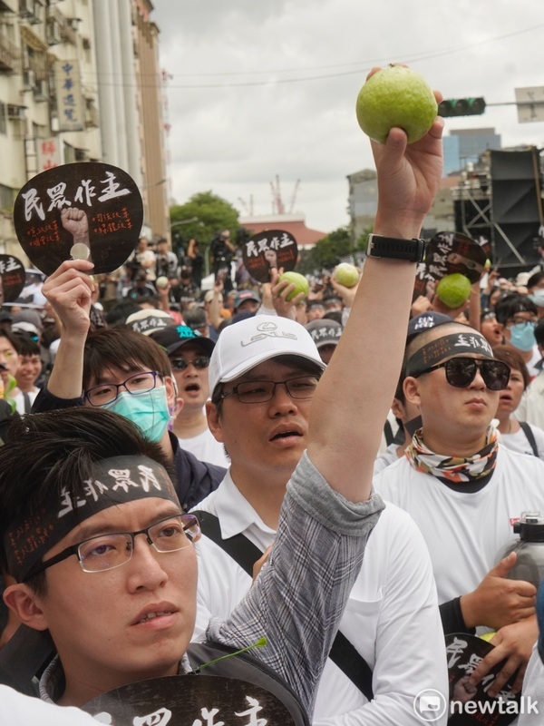 民眾黨下午發起遊行，刻意選在民進黨中央黨部所在的北平東路踢館。 圖：張良一/攝 