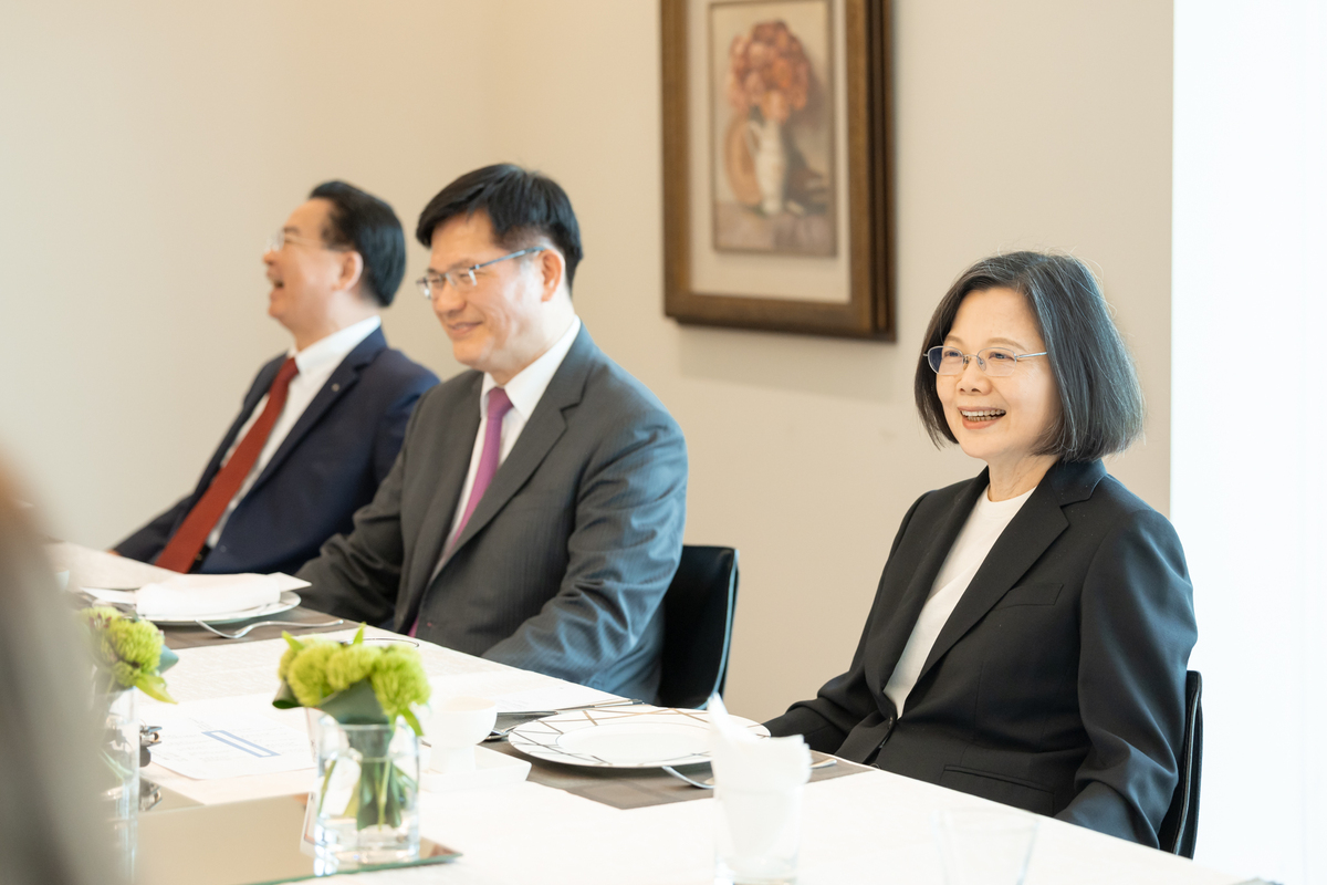  總統蔡英文任期最後一日，午間於寓所宴請美國出席新任總統暨副總統就職典禮特使團。 圖：總統府提供 
