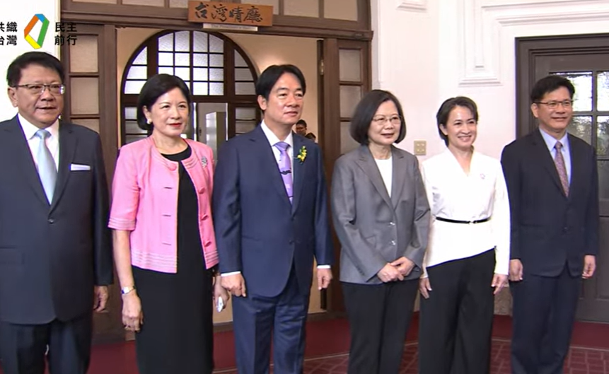  賴清德（中）與蔡英文（右二）交接。 圖：翻攝自賴清德YT 