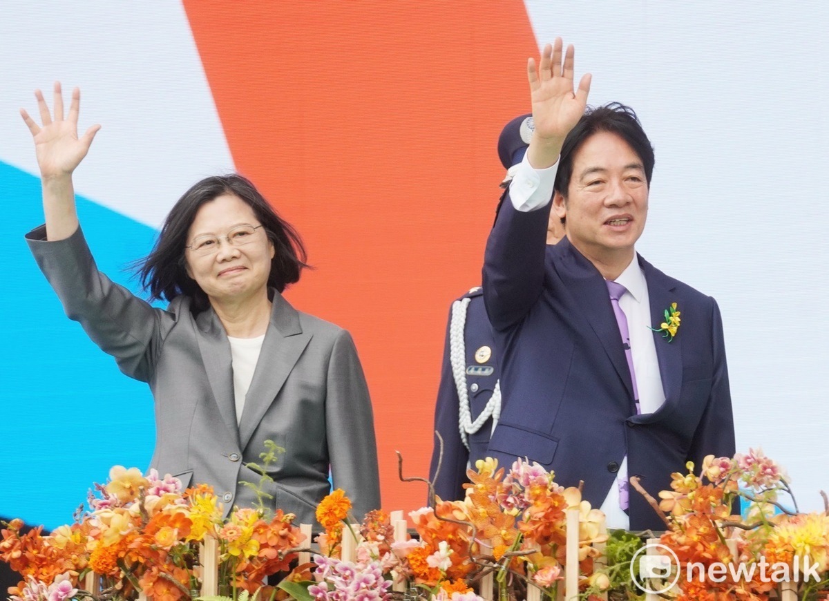 卸任的蔡英文（左）向群眾揮手致意。 圖：張良一攝 