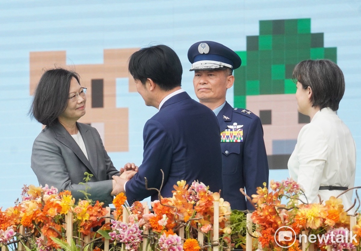  賴清德（前排右起）從蔡英文手裡，接下總統職務。 圖：張良一攝 