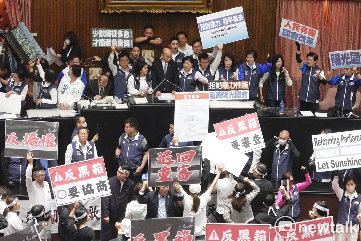  在立法院議場內，藍綠白三黨持續為了修法繼續爭論。 圖：張良一/攝 