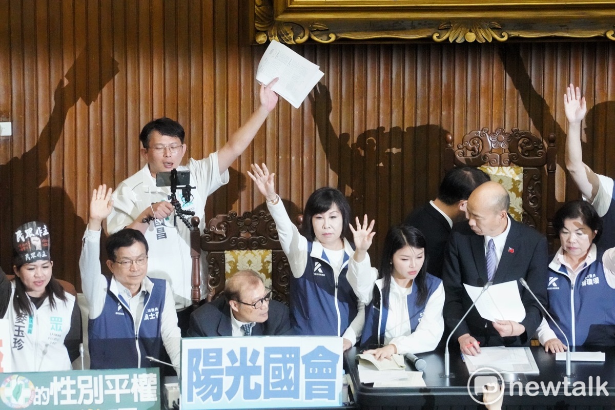  立法院長韓國瑜與藍白立委強推國會濫權法案，引發論戰。 圖：張良一攝 