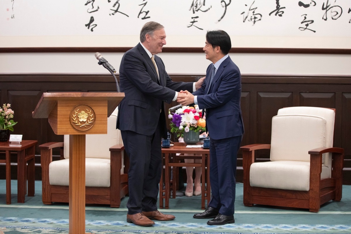  總統賴清德接見前美國國務卿龐培歐訪問團一行。 圖：總統府提供 