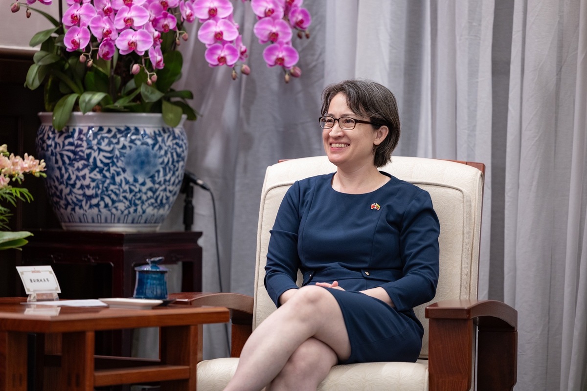  蕭美琴陪同賴清德於總統府內接見立陶宛前總統葛寶斯凱德。 圖：總統府提供 