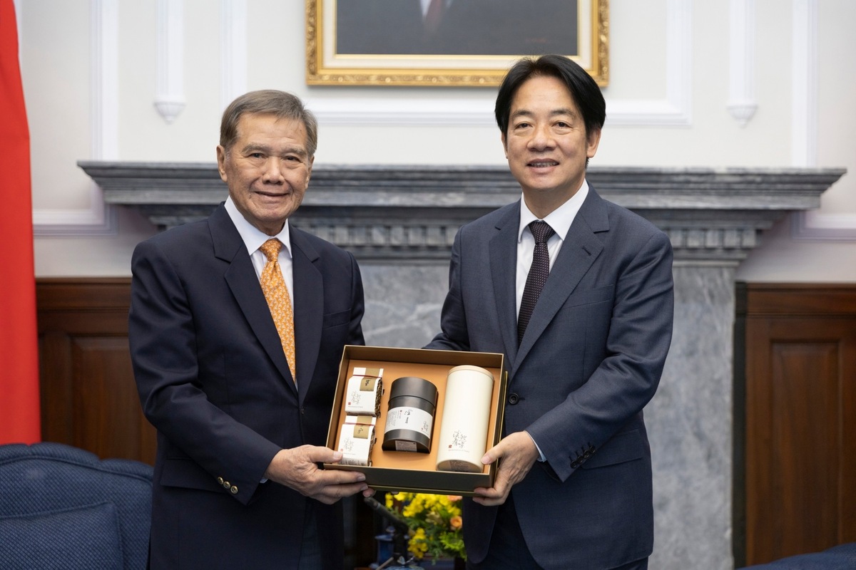  賴清德與新加坡前國會議長阿都拉（Abdullah Tarmugi）對談。 圖：總統府/提供 