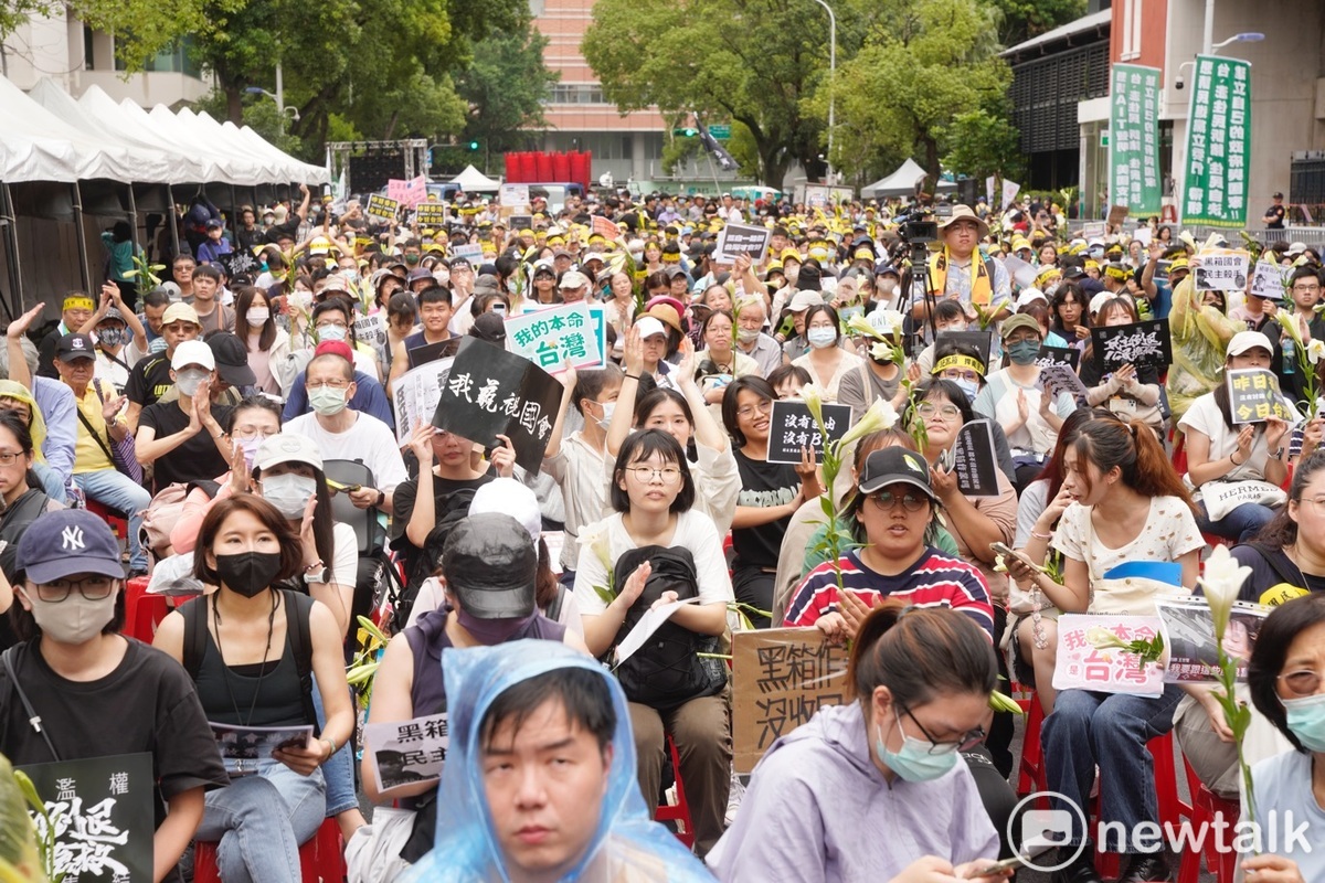  反對藍、白立委通過國會擴權法案的民眾也在青島東路和濟南路集結抗議。圖為濟南路的抗議現場。 圖：張良一/攝 