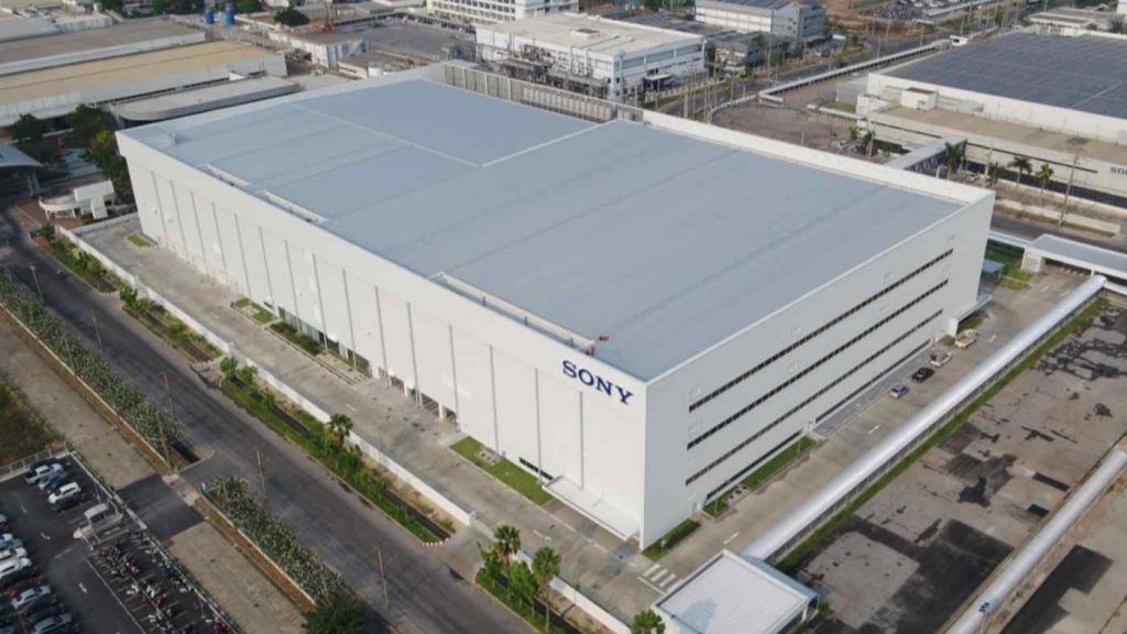  Sony在泰國中部巴吞他尼府新建的半導體工廠在今年3月底開幕。由於泰國汽車產業興盛，是東南亞最大的汽車生產國，鑑於此Sony預期車用晶片需求將會增加，因此加強投資興建負責封裝、測試等後端製程的工廠。 （圖／Sony）