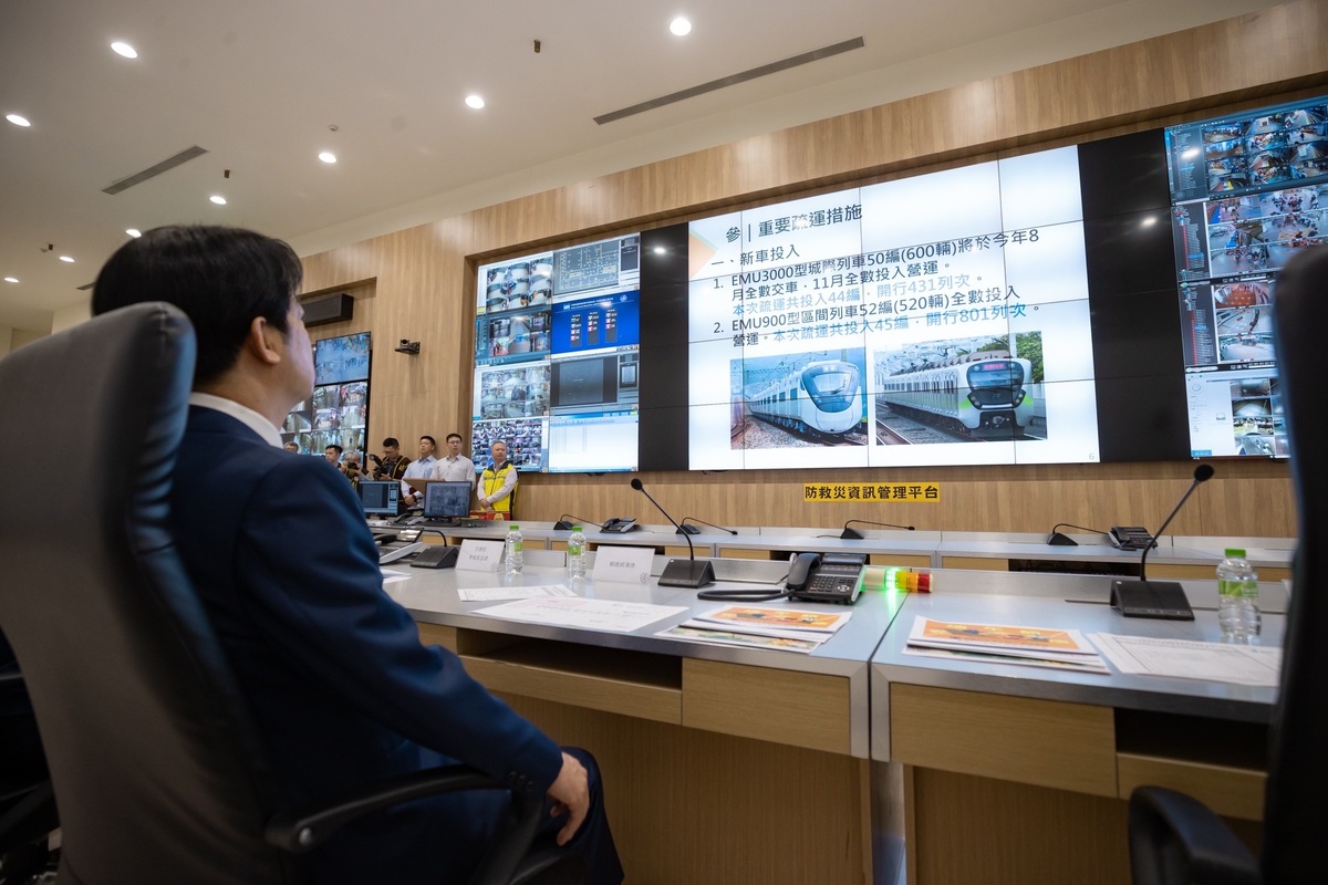  總統賴清德前往台北車站，視察端午節連假交通疏運情形。 圖：總統府提供 