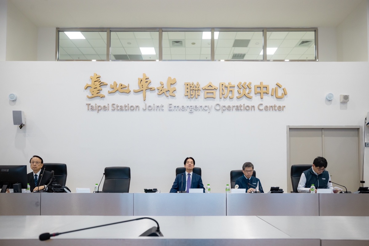  總統賴清德前往台北車站，視察端午節連假交通疏運情形。 圖：總統府提供 