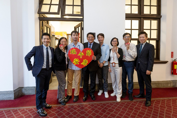  潘孟安率領張惇涵、何志偉分送芒果，感謝總統府內同仁辛勞。 圖：翻攝畫面 
