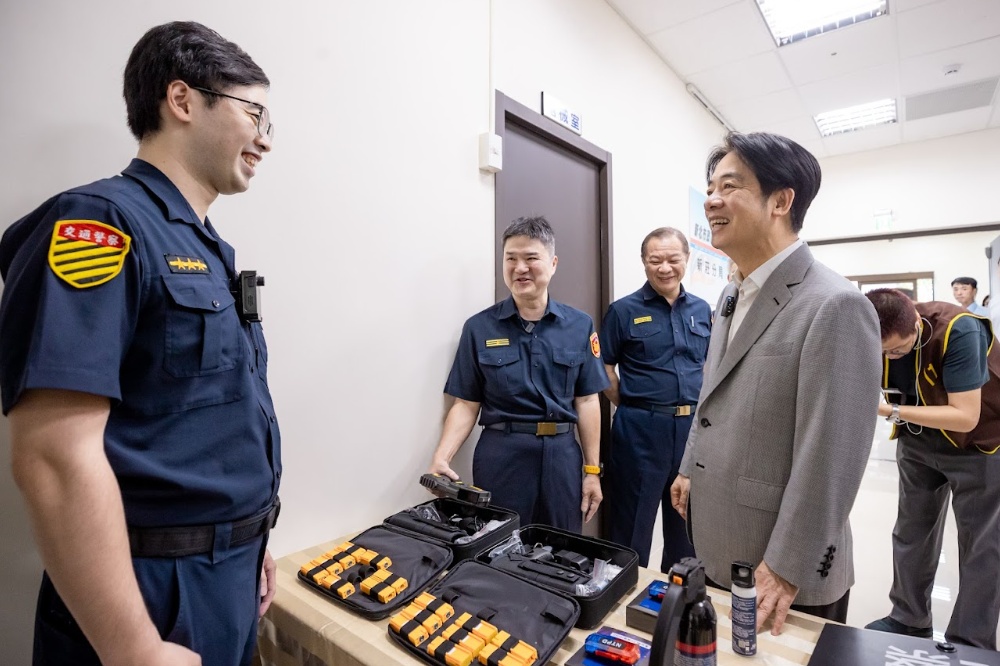 總統賴清德視察新北市新莊分局交通分隊。 圖：總統府提供 