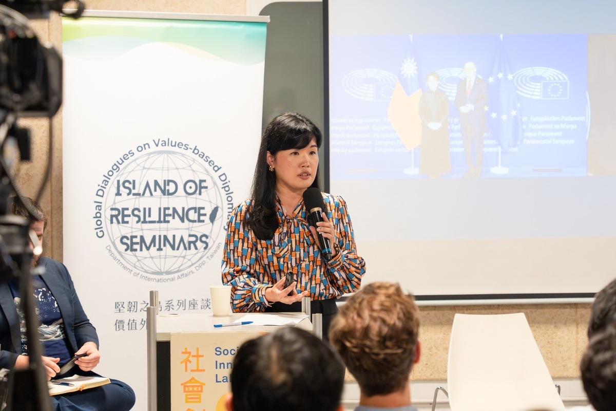  美國奧克蘭大學傳播新聞及公共關係學系副教授蘇巧寧。 圖：民進黨提供 