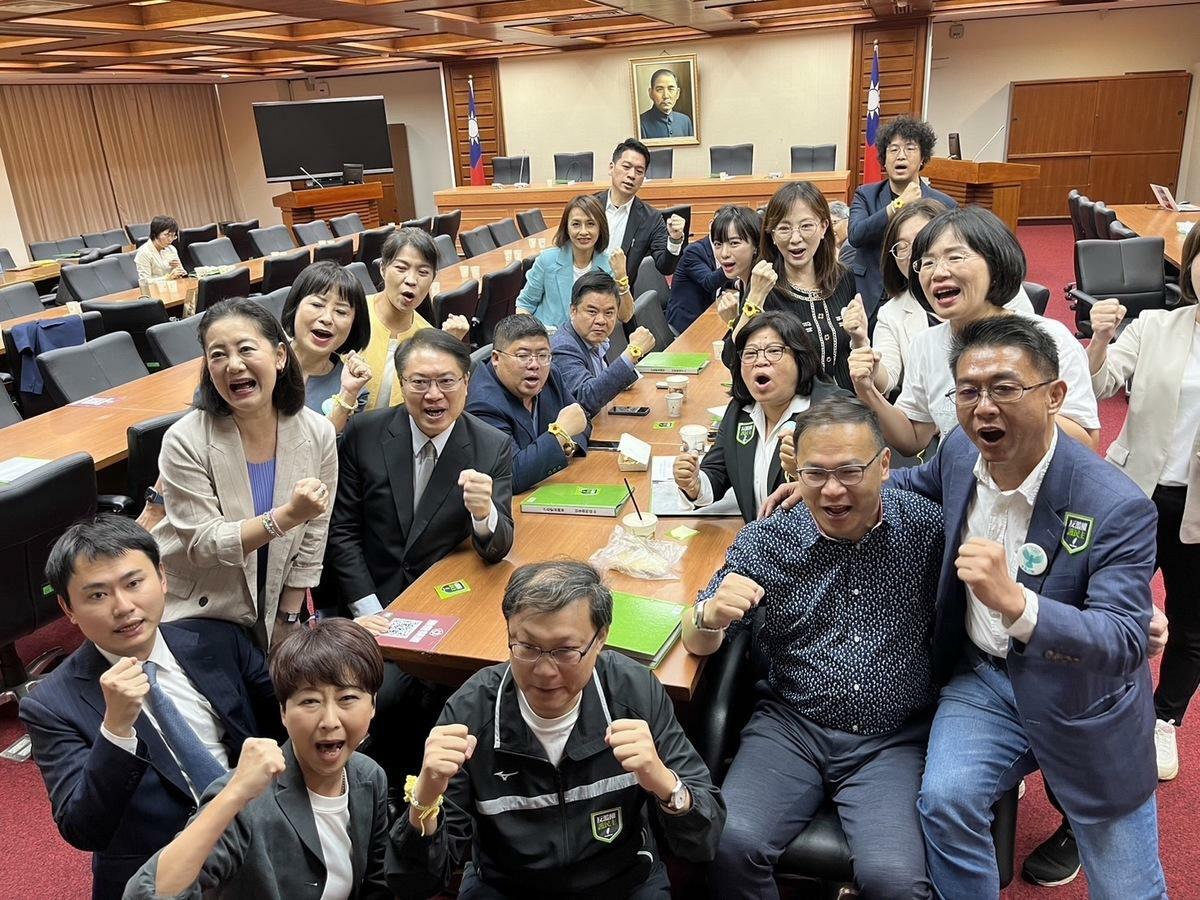  民進黨秘書長林右昌赴立院替黨籍立委打氣。 圖：民進黨提供 